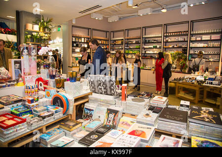 L'ouverture de la nouvelle maison de Outpost Domino pop up store a eu lieu à Fred Segal West Hollywood en partenariat avec CB2. Gwen Stefani a fait une brève apparition comme ils ont célébré la sortie de son nouvel album 'Ça Envie de Noël'. Doté d''atmosphère : où : Los Angeles, California, United States Quand : 07 Déc 2017 Crédit : Sheri/WENN.com Determan Banque D'Images