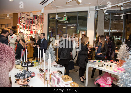 L'ouverture de la nouvelle maison de Outpost Domino pop up store a eu lieu à Fred Segal West Hollywood en partenariat avec CB2. Gwen Stefani a fait une brève apparition comme ils ont célébré la sortie de son nouvel album 'Ça Envie de Noël'. Doté d''atmosphère : où : Los Angeles, California, United States Quand : 07 Déc 2017 Crédit : Sheri/WENN.com Determan Banque D'Images