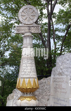 Monument en pierre cercle de dharma, la colline de Sagaing, Mandalay, Myanmar Banque D'Images