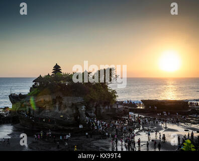 Pura hindu temple Goa Lawah sunset silhouette rétro-éclairage à Bali Indonésie Banque D'Images