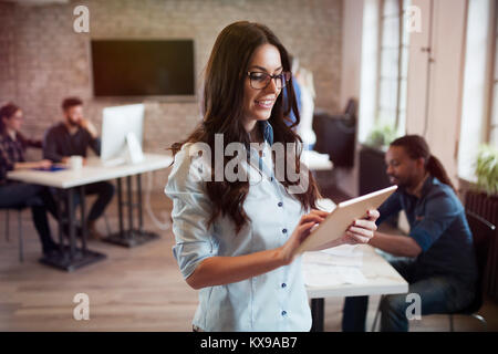 Portrait de jeune femme belle concepteur à l'aide de tablet Banque D'Images