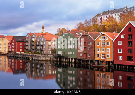 Restauré et converti en entrepôts le long de la rivière Nidelva, Trondheim, West-vlaanderen, Norvège Banque D'Images