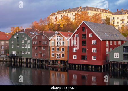 Restauré et converti en entrepôts le long de la rivière Nidelva, Trondheim, West-vlaanderen, Norvège Banque D'Images