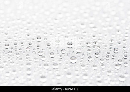 Résumé La goutte d'eau sur la surface du fond blanc avec selective focus Banque D'Images