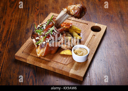 Sur la table de sélection avec la queue cuit, pommes de terre et de la choucroute, la moutarde. Vue de dessus Banque D'Images