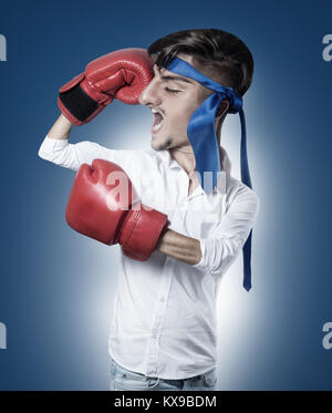 Caricature de funny businessman with red boxing gloves et cravate bleue comme montrant bandeau biceps Banque D'Images