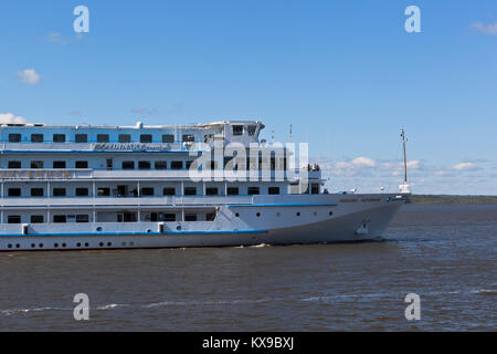 Goritsy, District de Kirillov, Vologda Region, Russie - le 10 août 2015 : croisière passagers Maxim Litvinov va selon la Sheksna en rivière Volo Banque D'Images