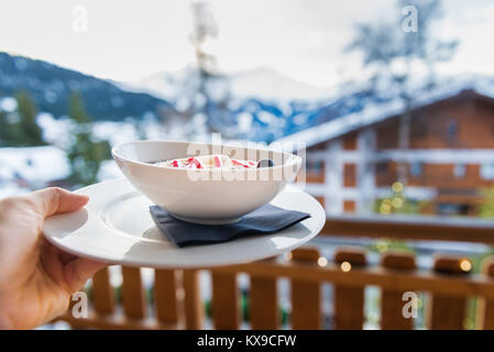 Blueberry, banane et Maca Smoothie bol avec Chia Seeds, graines de tournesol et de noix de coco. Petit-déjeuner sain avec belle vue sur la montagne à Verbier, Swis Banque D'Images