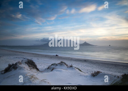 Blouberg beach célèbre avec la Montagne de la table dans l'arrière-plan billet Banque D'Images