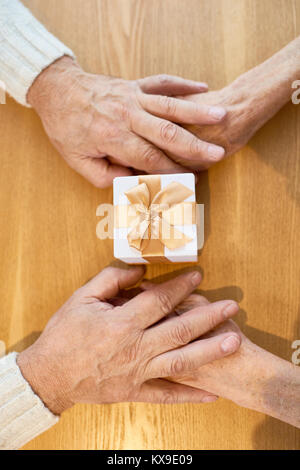 Holding Hands with Soulmate Banque D'Images