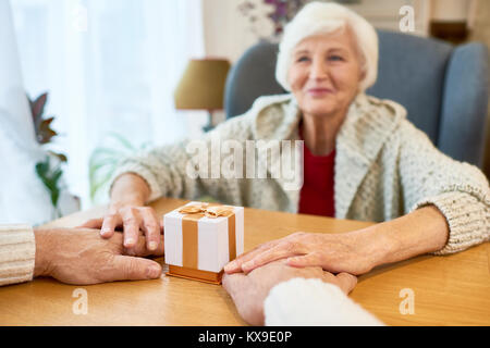 Couple aimant profiter de chaque compagnie d'autres personnes Banque D'Images