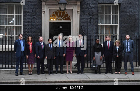 (À partir de la gauche) CCHQ Vice-président pour la formation et le développement, James Morris, vice-président Communautés CCHQ pour Helen Grant, CCHQ Vice Président pour le Gouvernement Local Marcus Jones, Vice-président pour les collectivités CCHQ Rehman Chishti, Président du Parti Conservateur Brandon Lewis, Premier ministre Theresa May, Vice-président conservateur James CCHQ habilement, Vice-président pour les candidats Kemi Badenoch, Vice-président Politique de CCHQ Chris Skidmore, CCHQ Vice-président pour les femmes Maria Caulfield et CCHQ Vice-président pour les jeunes Ben Bradley se tiennent à l'extérieur au 10 Downing Street, Londres, comme Mme peut remanie son équipe de haut. Banque D'Images