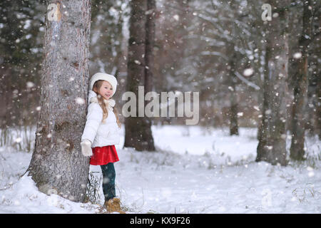 Un conte d'hiver, une jeune mère et sa fille ride un traîneau Banque D'Images