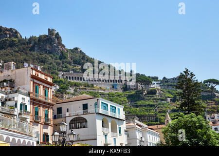 Panorama de la vue sur la ville d'Amalfi avec maisons, vignes et maisons dans une journée ensoleillée d'été. Côte Amalfitaine, Italie Banque D'Images