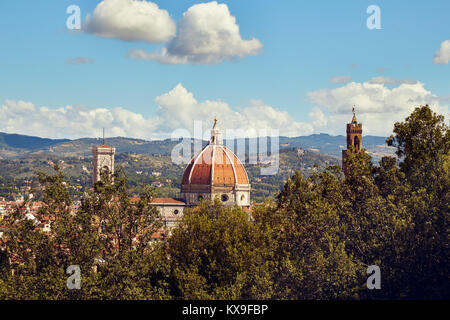 Vue sur le dôme de la cathédrale de Santa Maria del Fiore à Florence, Italie du jardin de Boboli avec les arbres en premier plan Banque D'Images