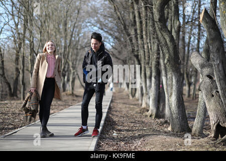 Un couple d'amis sont assis sur les marches