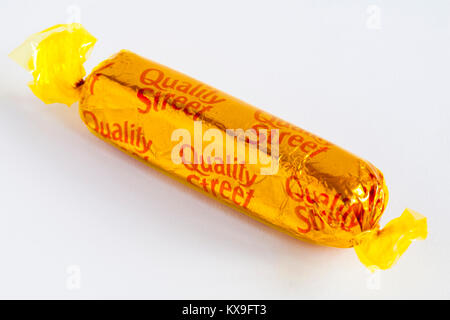 Rue de qualité par chocolat Caramel chocolat Nestle - doigt, Quality Street, jaune isolé sur fond blanc Banque D'Images
