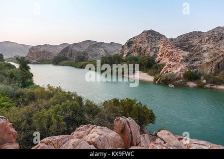 Kunene River (rivière Cunene), la frontière entre l'Angola et la Namibie, sud-ouest de l'Afrique (vue à l'égard de l'Angola) Banque D'Images