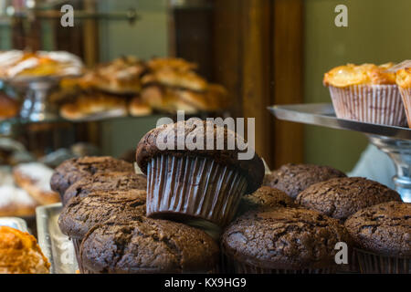 Cupcake chocolat dans la fenêtre de pâtisserie et sucrés traditionnels (bomboneria pasteleria) La Colmena sur la Plaça del Ángel, Barcelone, Catalogne, Espagne. Banque D'Images