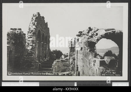 Cette photographie montre les ruines orientales de la cathédrale de Hamar (Domkirken) en Norvège, reflétant l'architecture historique et le patrimoine ecclésiastique médiéval. Banque D'Images