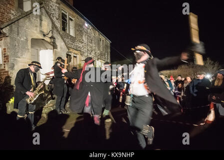 Beaucoup Marcle, Herefordshire, Angleterre. 6 janvier 2018. Sur la photo : le Silurien morris divertir la foule à l'extérieur côté Weston Cider Mill bâtiments. / Hu Banque D'Images