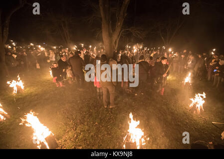 Beaucoup Marcle, Herefordshire, Angleterre. 6 janvier 2018. Photo : Jeunes et moins jeunes se réunissent autour de l'apple tree. / Des centaines de personnes jeunes et vieux gath Banque D'Images