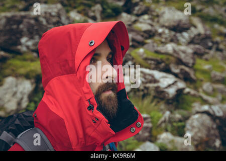 Male hiker Sweat rouge en regardant un lointain Banque D'Images