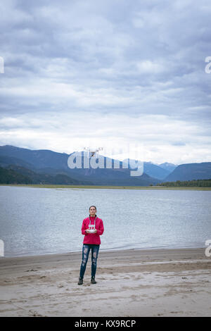 Drone d'exploitation femme battant par commande à distance Banque D'Images