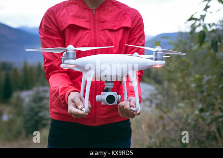 Drone femme tenant dans ses mains Banque D'Images