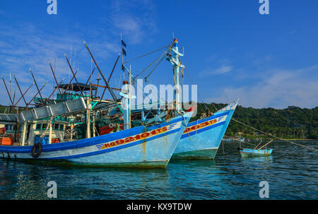 Tho Chau, Vietnam - Mai 14, 2017. Les bateaux de pêche accostage à quai principal de Tho Chau Island, Vietnam. Tho Chau (Poulo Panjang) est un archipel i Banque D'Images