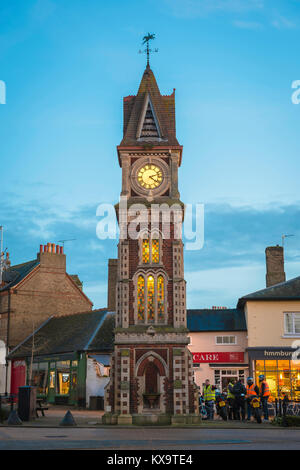 Newmarket tour de l'horloge, le jubilé de la reine Victoria Tour de l'horloge illuminée au crépuscule dans le centre de Newmarket, Suffolk, Angleterre, Royaume-Uni Banque D'Images