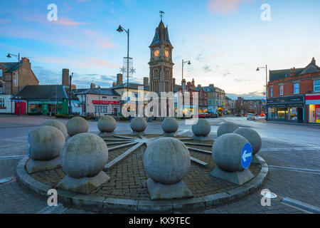 Newmarket Suffolk Angleterre, vue à la tombée de la reine Victoria de la tour de l'horloge du Jubilé et au rond-point à l'extrémité nord de Newmarket High Street, au Royaume-Uni. Banque D'Images