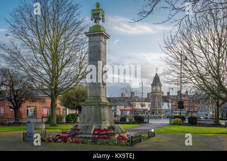 Newmarket Suffolk en Angleterre, en vue de la War Memorial Garden vers la tour de l'horloge du jubilé de la reine Victoria dans la ville centre, Royaume-Uni Banque D'Images