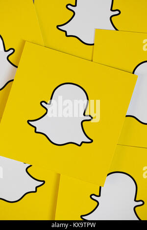 OXFORD, UK - 5 décembre 2016 : Snapchat logos imprimés sur papier. Snapchat est une application de médias sociaux pour partager des messages, des images et des vidéos Banque D'Images