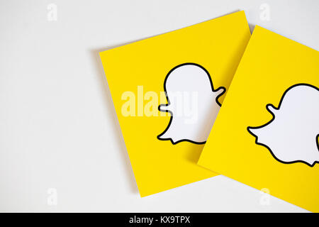 OXFORD, UK - 5 décembre 2016 : Snapchat logos imprimés sur papier. Snapchat est une application de médias sociaux pour partager des messages, des images et des vidéos Banque D'Images