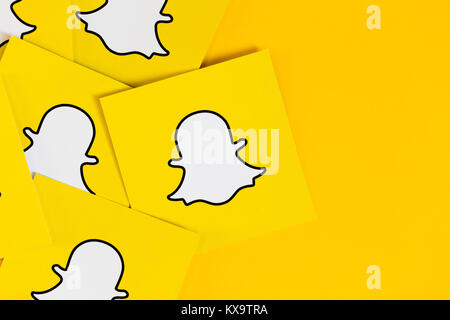 OXFORD, UK - 5 décembre 2016 : Snapchat logos imprimés sur papier. Snapchat est une application de médias sociaux pour partager des messages, des images et des vidéos Banque D'Images