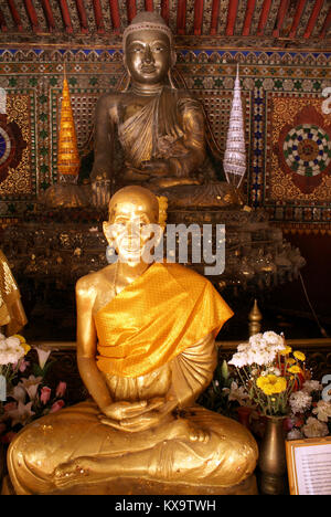 Golden moine dans Wat Phra Kaew Don Tao à Lampang, Thaïlande Banque D'Images