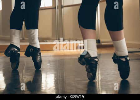 La pointe des pieds des danseurs irlandais Banque D'Images