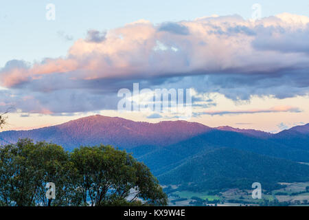 Coucher du soleil dans les Alpes Australiennes - paysage Banque D'Images