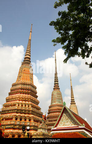 Le stupa d'or de Wat Pho, ou Wat Po, le temple bouddhiste dans le Phra Nakhon District, Bangkok, Thaïlande. Banque D'Images