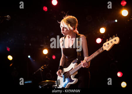 L'Cardiff Groupe Avenir de la gauche effectue un concert live au Pavillon Étape à Roskilde Festival 2014. Ici le bassiste du groupe Julia Ruzicka est représenté sur scène. Danemark 03/07 2014. Banque D'Images