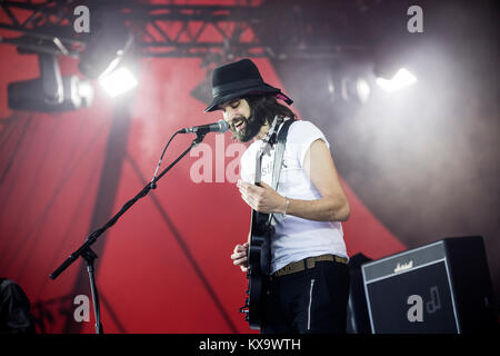 Le groupe de rock anglais Kasabian effectue un concert live à l'étape Orange à Roskilde Festival 2014. Conduire ici guiarist Sergio Pizzorno est représenté sur scène. Danemark 06.07.2014. Banque D'Images
