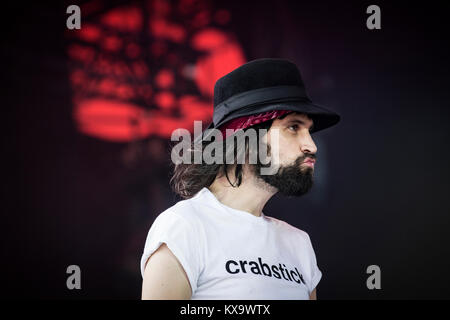 Le groupe de rock anglais Kasabian effectue un concert live à l'étape Orange à Roskilde Festival 2014. Conduire ici guiarist Sergio Pizzorno est représenté sur scène. Danemark 06.07.2014. Banque D'Images