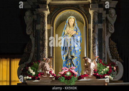 CHIUSI DELLA VERNA, ITALIE - 4 janvier 2018 : l'intérieur de l'art religieux La Verna Sanctuaire sont populaires destination de pèlerinage Banque D'Images