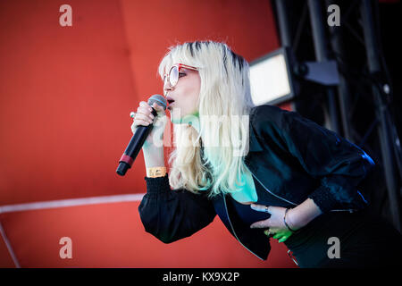 Le duo dream pop suédois dire Lou Lou effectue un concert live à l'Apollo compte à rebours la scène à Roskilde Festival 2014. Le groupe est composé des deux sœurs jumelles Swedish-Australian Miranda et Françoise Hardy Elektra. Danemark 01.07.2014. Banque D'Images