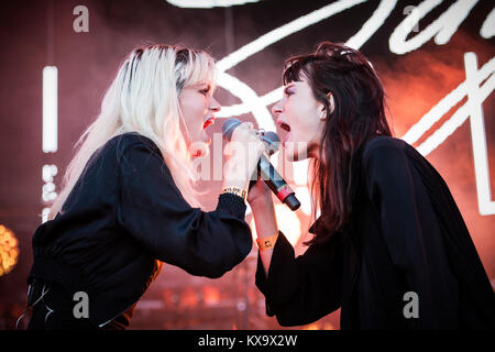 Le duo dream pop suédois dire Lou Lou effectue un concert live à l'Apollo compte à rebours la scène à Roskilde Festival 2014. Le groupe est composé des deux sœurs jumelles Swedish-Australian Miranda et Françoise Hardy Elektra. Danemark 01.07.2014. Banque D'Images