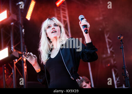 Le duo dream pop suédois dire Lou Lou effectue un concert live à l'Apollo compte à rebours la scène à Roskilde Festival 2014. Le groupe est composé des deux sœurs jumelles Swedish-Australian Miranda et Françoise Hardy Elektra. Danemark 01.07.2014. Banque D'Images