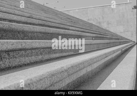 Résumé de diagonale escaliers, dans une ville vaste escalier en pierre vue géométrique perspective. Le style noir et blanc. Banque D'Images