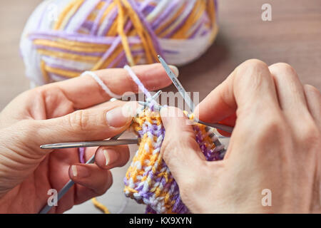 Jeune femme Knitting - Tricot inspiration est à votre portée Banque D'Images