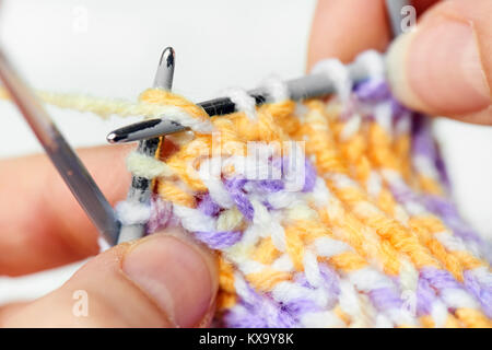 Jeune femme Knitting - Tricot inspiration est à votre portée - isolé sur fond blanc Banque D'Images